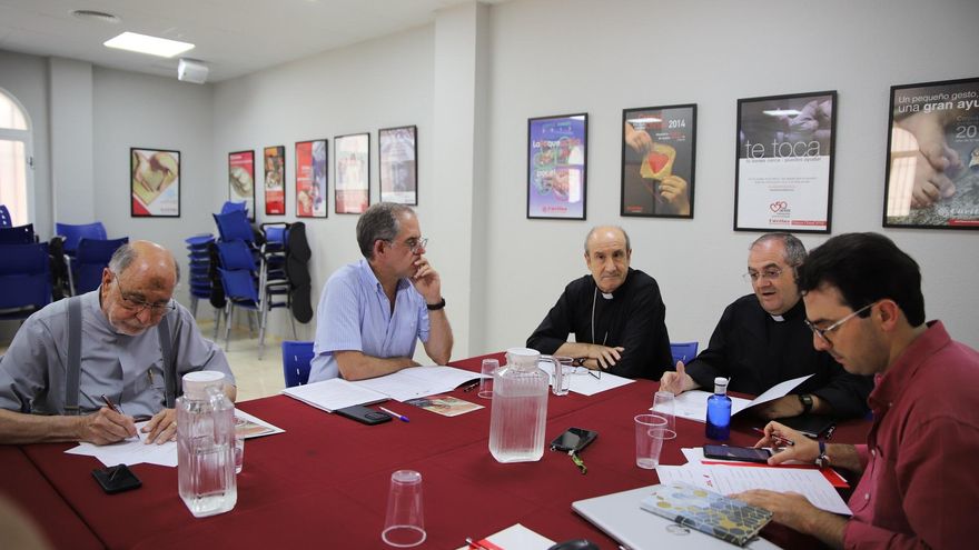 El obispo de Córdoba insta a &quot;seguir trabajando por los más vulnerables al lado de sacerdotes y Cáritas parroquiales&quot;