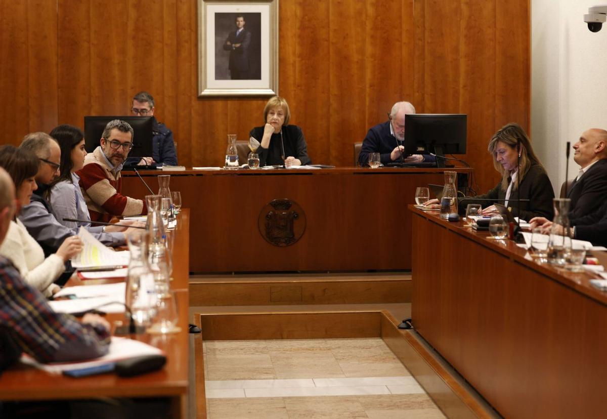 Manuel Campa y Raquel Ruiz, en el Pleno de ayer.  | LUISMA MURIAS