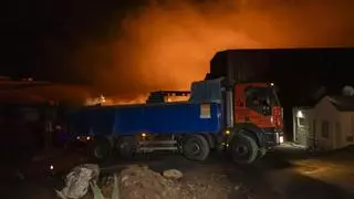 El Gobierno de Canarias activa la alerta del Plan de Emergencias por el incendio en el vertedero de Lanzarote