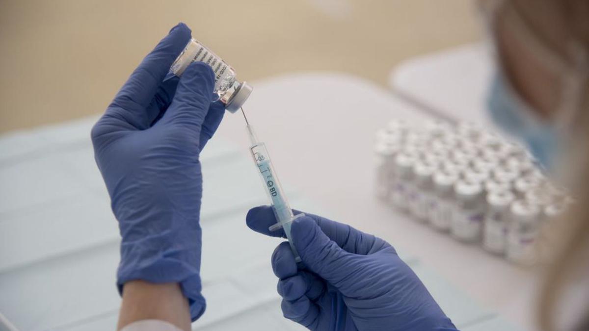 Una infermera prepara una dosi de la vacuna de la covid | ARXIU/MIREIA ARSO