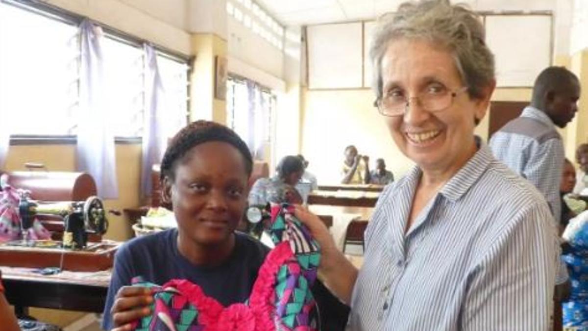 Sor Ángela Gutiérrez, a la derecha, galardonada con el "Premio a la vida" 2024