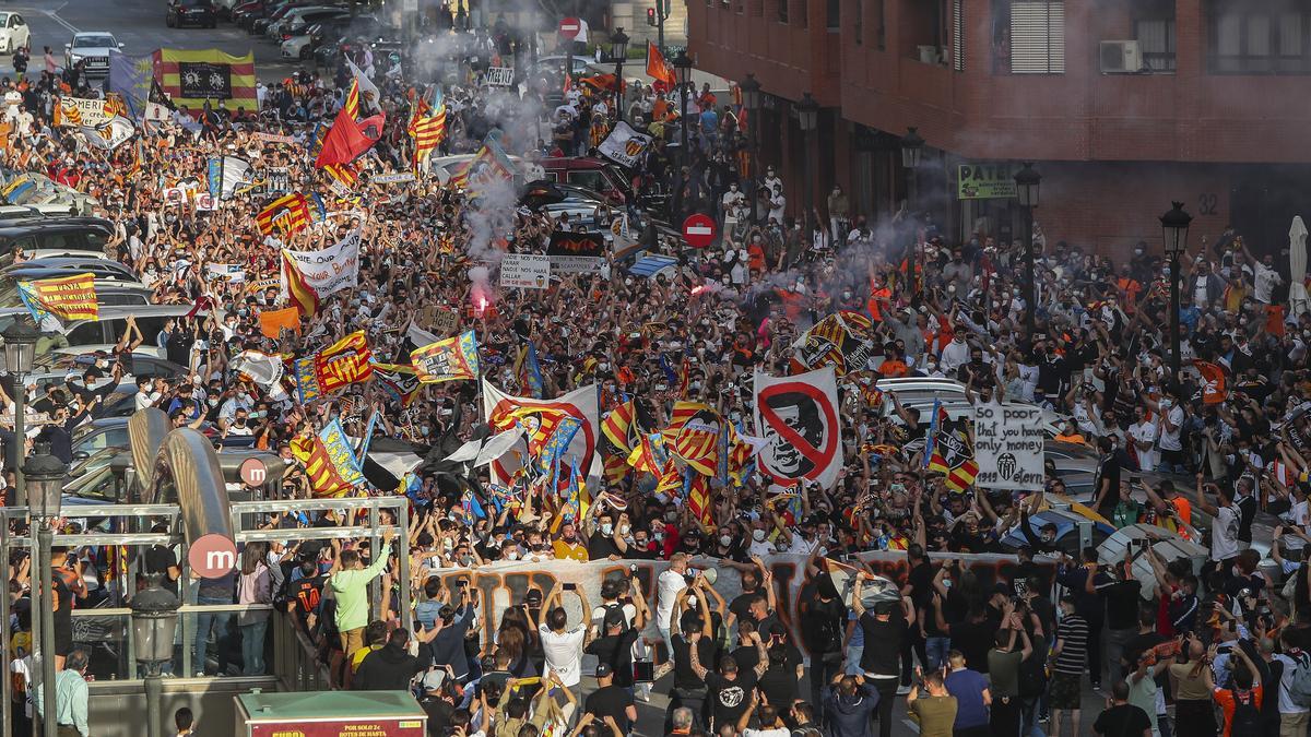 Las imágenes de la marcha de la afición valencianista contra Lim