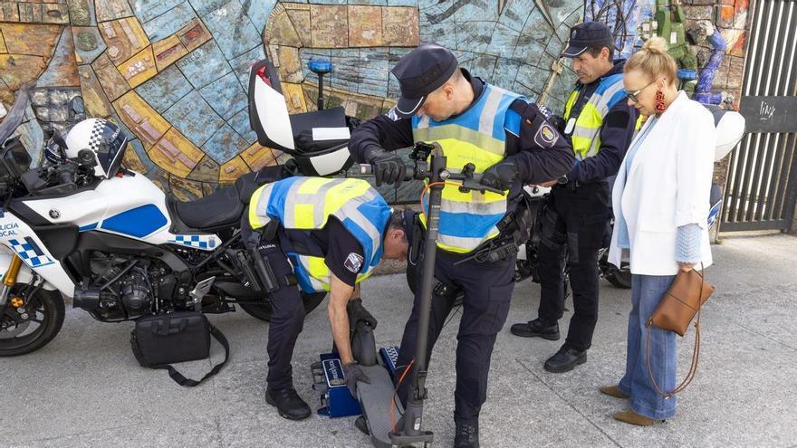 El Concello de A Coruña tramita 145 denuncias a usuarios de patinetes y bicis por incumplir las normas de tráfico
