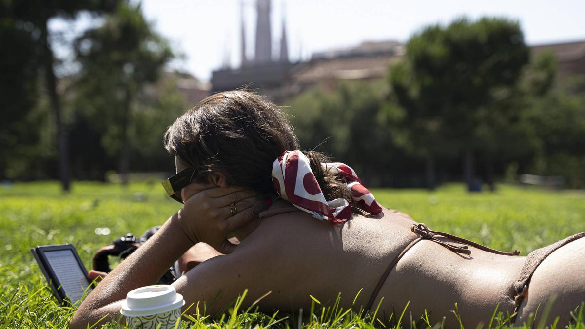 La eclosión del biquini en los parques desafía la normativa en Barcelona