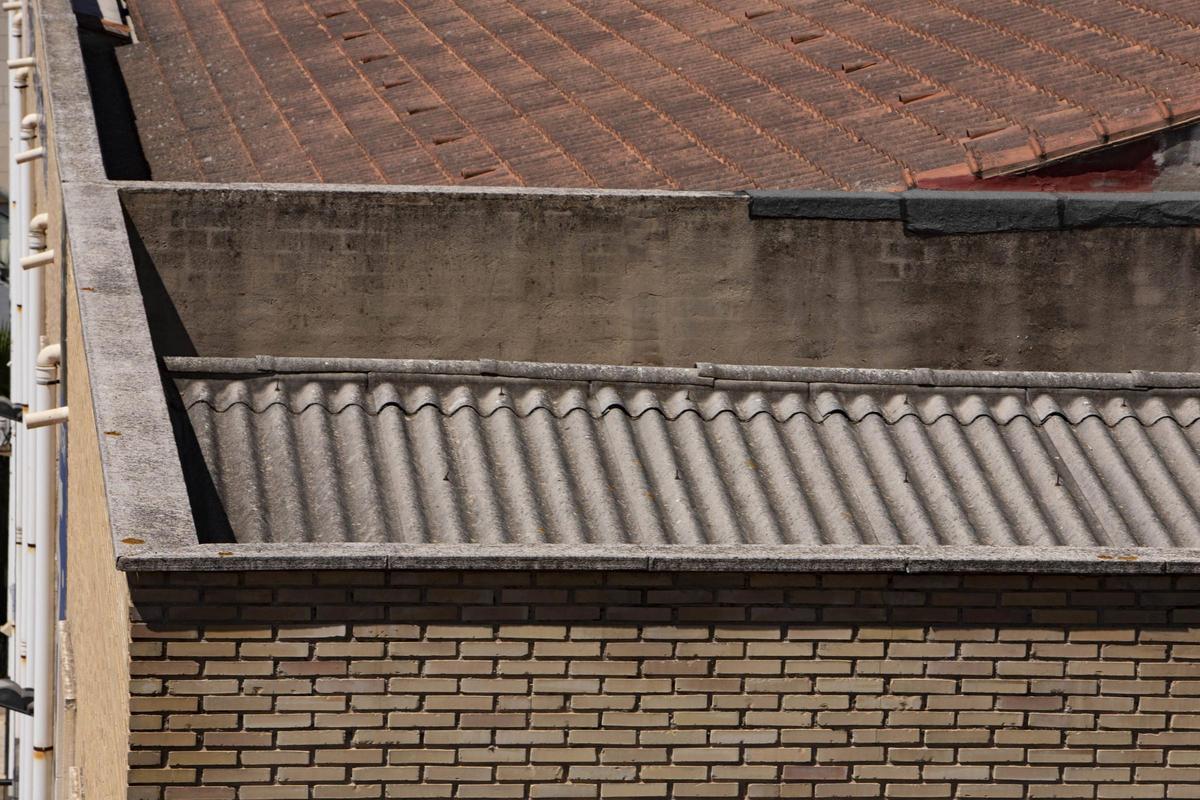Placas de fiborcemento en la cubierta del CIPFP La Costera de Xàtiva, en una imagen de archivo.