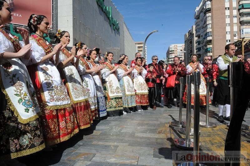 Concentración en la Avenida de la Libertad por la quema de la escultura floral