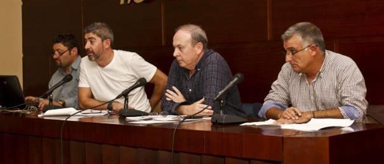 Los tres demandantes, de izquierda a derecha, en la asamblea cuyo acuerdo anuló la junta nacional.