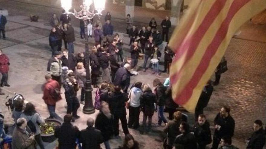 Veïns d&#039;Amer es concentren per celebrar la presidència de la Generalitat de Puigdemont