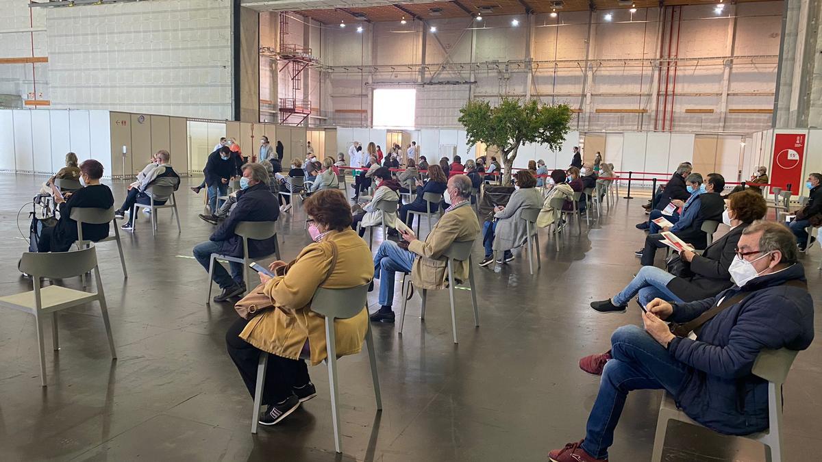 Pacientes esperando ser vacunados hoy en Ciudad de la Luz