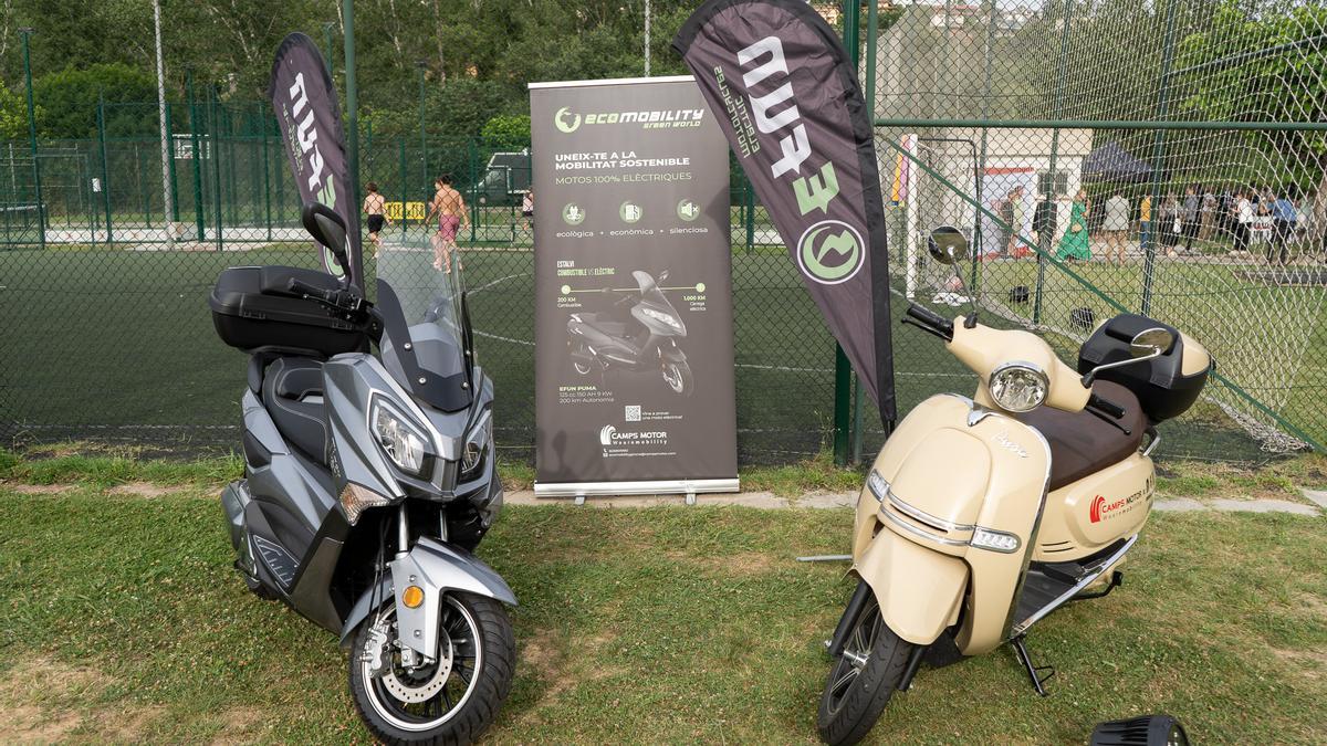 Dues motos elèctriques EFUN exposades durant la celebració de la gala dels premis Atenea de Diari de Girona i que va comptar amb el patrocini de Camps Motor-We Are Mobility.