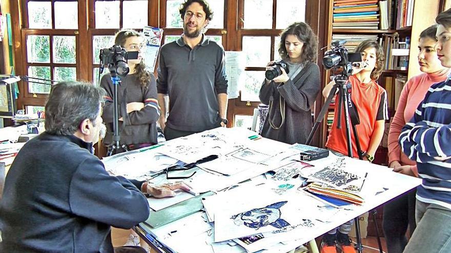Vizoso, de espaldas, en la entrevista con los escolares. | // ARRAIANOS