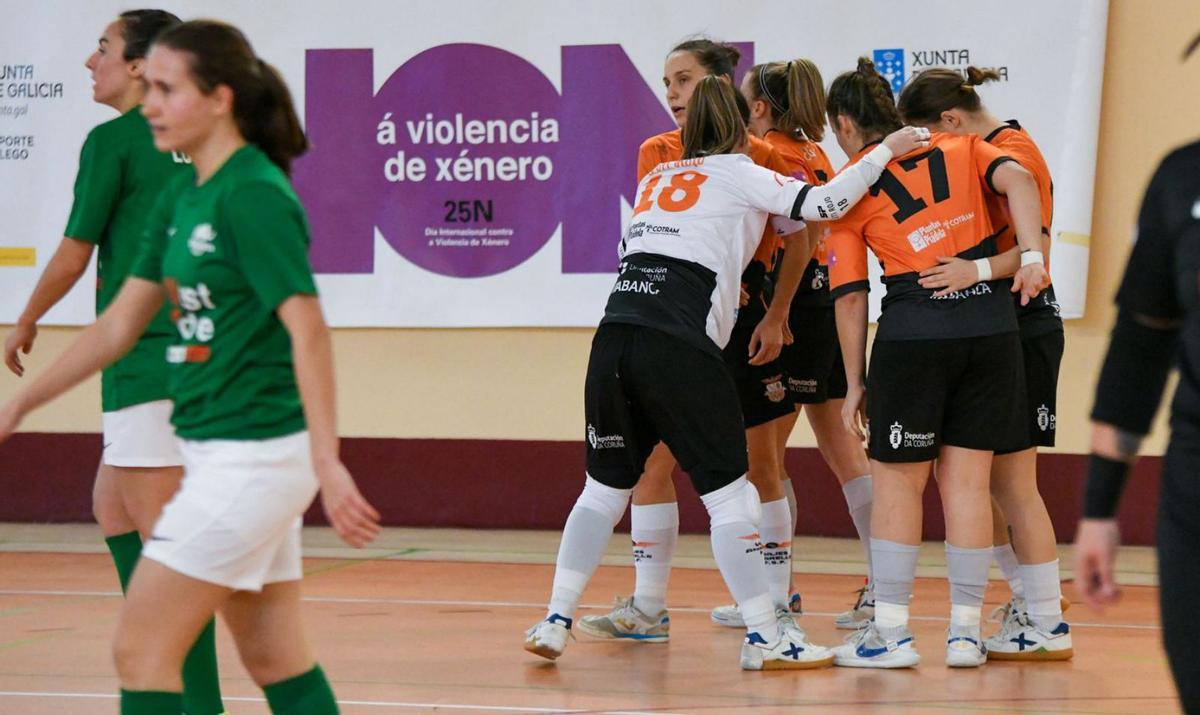 Las jugadoras del Viaxes Amarelle celebran un gol. |  // CASTELEIRO/ROLLER AGENCIA 