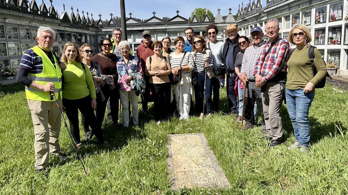 Grupo de caminantes en el cementerio de Lamas (Boqueixón)