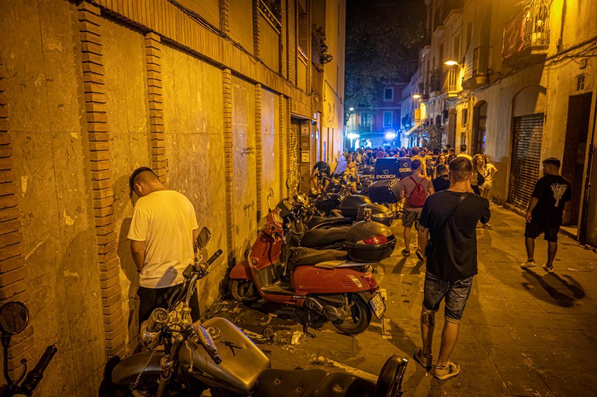 Ambiente nocturno de la Festividad de Santa María, en el barrio de Gràcia