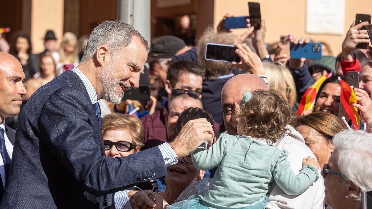 El rey Felipe VI, justo hace un año, con el pueblo tras asistir a la inhumación de los restos de Rafael Altamira en El Campello