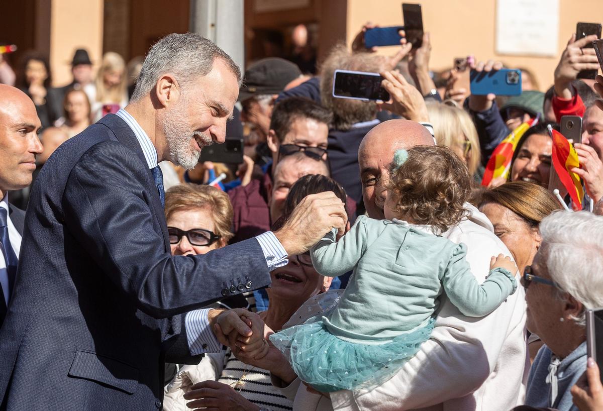 El rey Felipe VI, justo hace un año, con el pueblo tras asistir a la inhumación de los restos de Rafael Altamira en El Campello