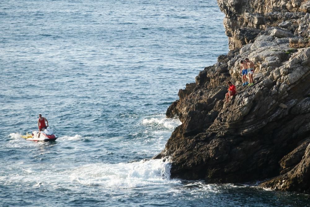 El helicóptero de Salvamento Marítimo rescata a un joven lesionado frente a La Providencia.