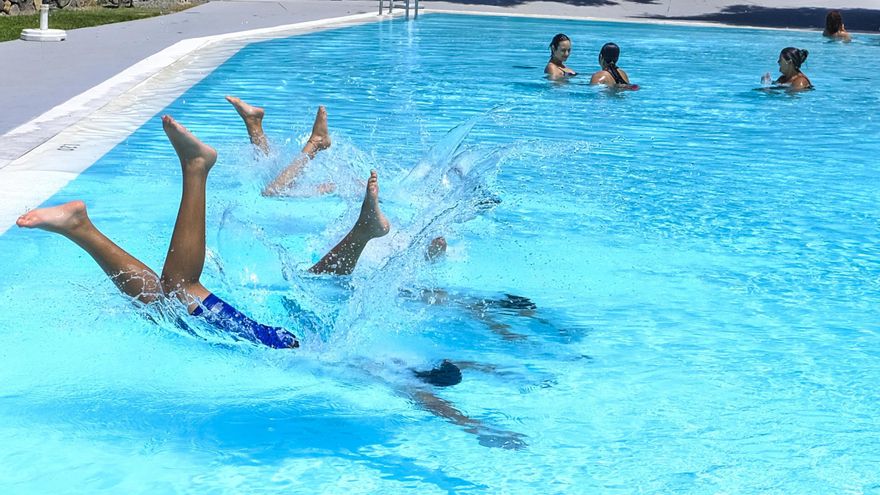 Infants llançant-se a una piscina