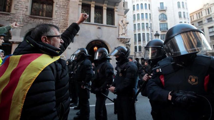 Manifestants cridant davant dels Mossos, a Barcelona