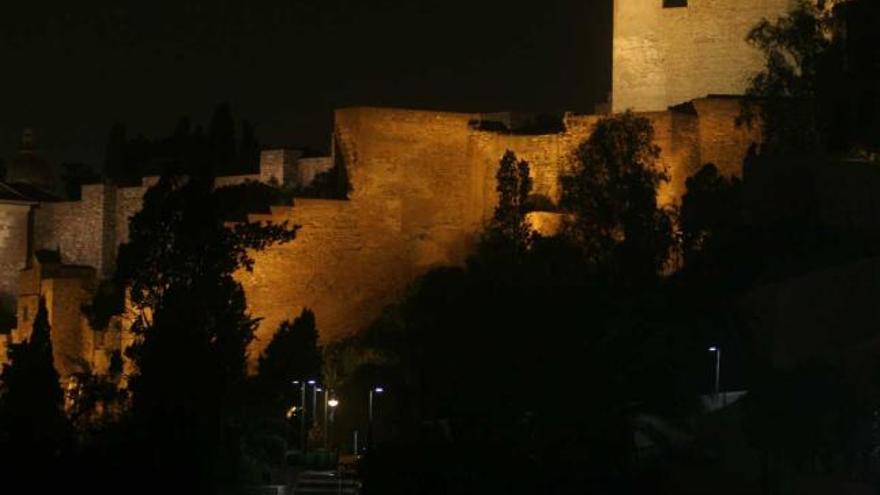 Vista de la Alcazaba de Málaga iluminada de noche.