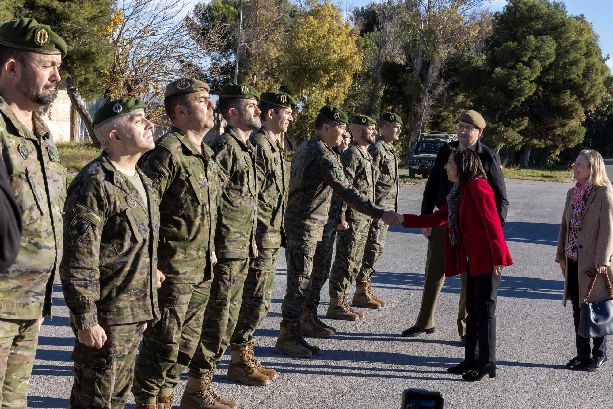 La ministra de Defensa Robles supervisa en el cuartel de Rabasa el nuevo material adquirido por el Mando de Operaciones Especiales