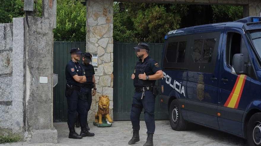 Agentes de la Policía Nacional ante la vivienda de Manuel Charlín Gama en Cálago, Vilanova. // I. Abella