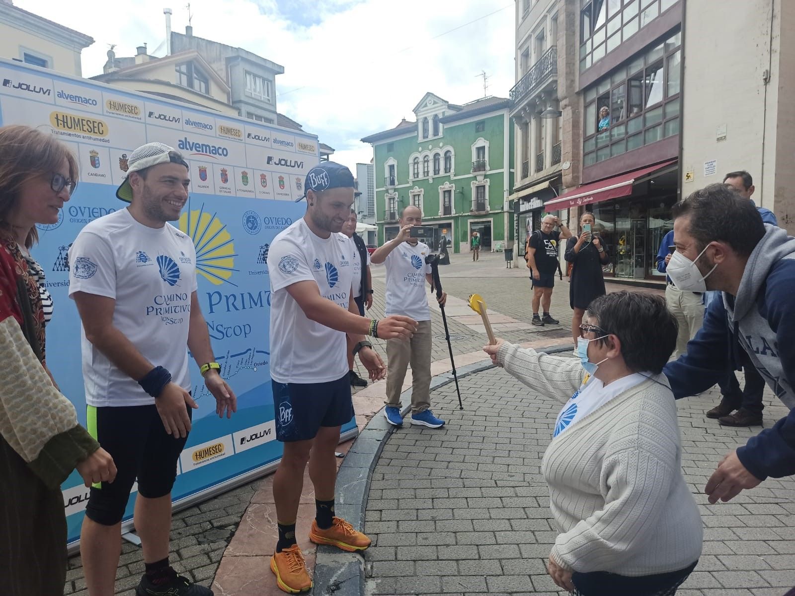 Usuarios de la residencia de Grado, en la carrera de relevos del Camino de Santiago