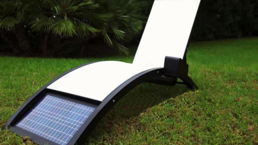 Prototipo de tumbona masajeadora que funciona con energía solar ideada Juan Antonio Sánchez.