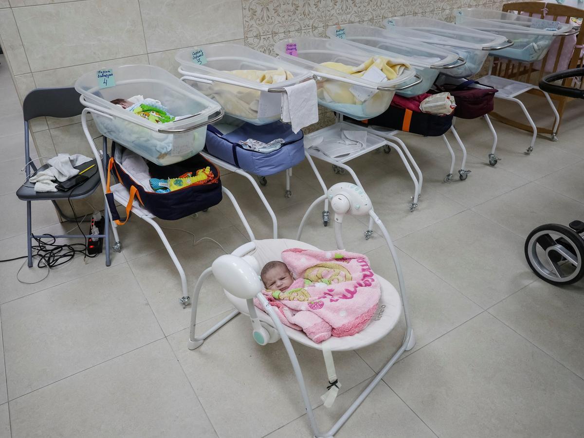 Una fila de cunas con bebés nacidos por gestación subrogada, en las instalaciones del refugio de BioTexCom en Kiev.