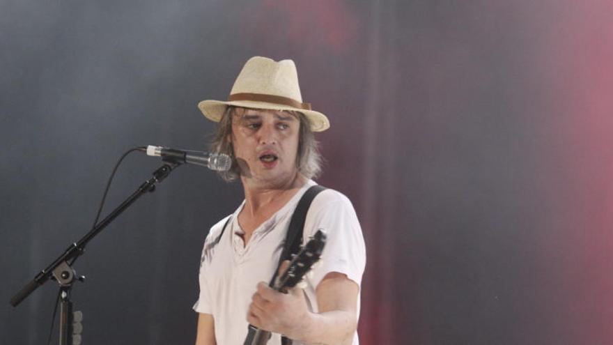 Pete Doherty (i) y Carl Barât (d) protagonizaron con The Libertines uno de los conciertos de la noche.