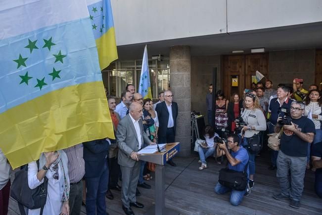 Las Palmas de Gran Canaria 21 Octubre 2016. El presidente del Cabildo, Antonio Morales, leyó un manifiesto en homanaje a.La bandera canaria con siete estrellas verdes que fue izada por primera vez en Gran Canaria en 1961 y causó una gran acogida entre la población, que pronto la asumió como propia como expresión de un sentimiento de identidad y sin ligarla a la reivindicación política con la que había nacido más de medio siglo antes.