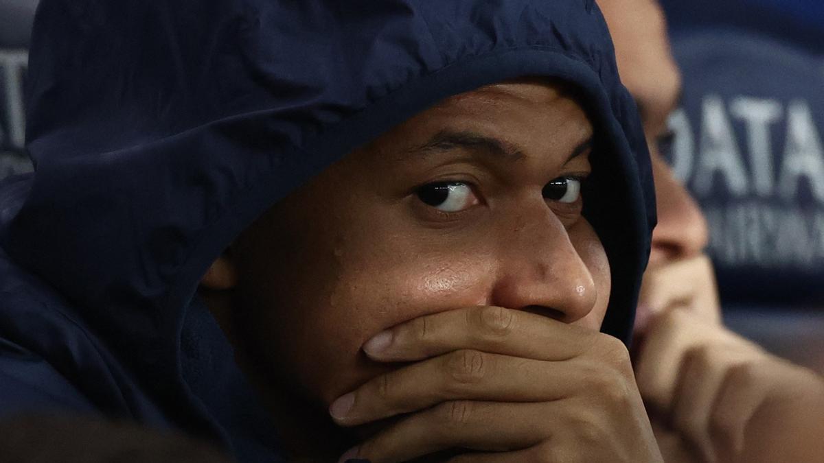 Mbappé, en el banquillo del Parque de los Príncipes, durante el Paris SG-Clermont.