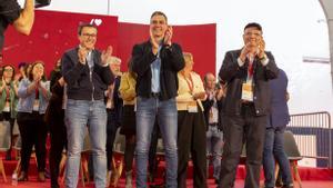 El presidente del Gobierno, Pedro Sánchez, el expresidente de la Junta, Guillermo Fernández Vara, y el líder de los socialistas extremeños, Miguel Ángel Gallardo, durante el último congreso regional el pasado mes de marzo.
