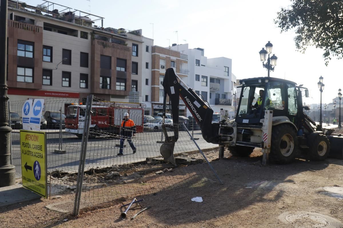 El acceso desde Ollerías a Ronda del Marrubial, cortado a la circulación por obras