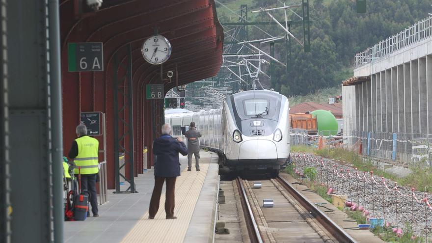 Así llegó el primer AVE a la estación de tren de A Coruña