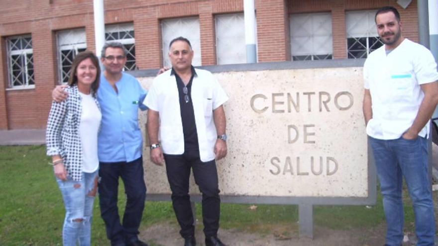 Parte del equipo de donación de sangre posan en la puerta del centro de salud de Jumilla.