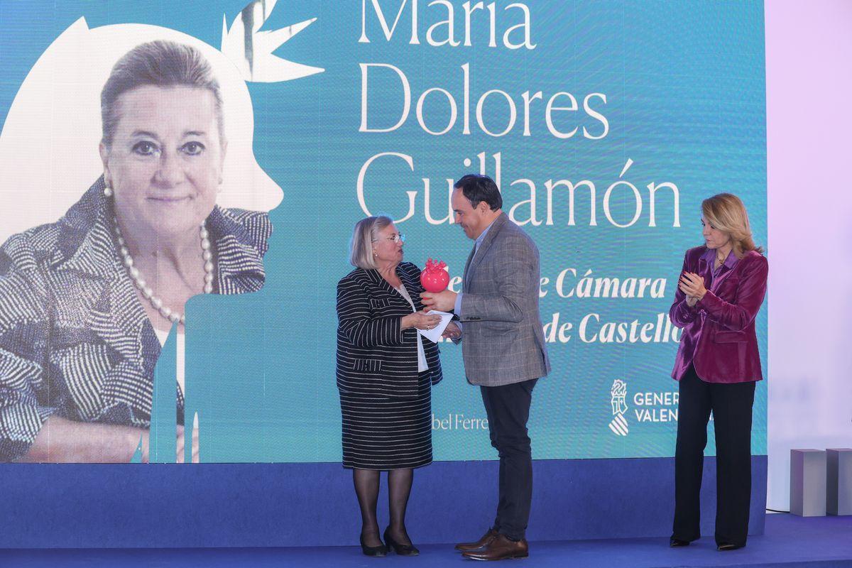 Dolores Guillamón en el momento de recoger el premio.