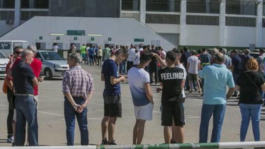 Aficionados haciendo colas para comprar sus entradas para el Elche-Villarreal B.