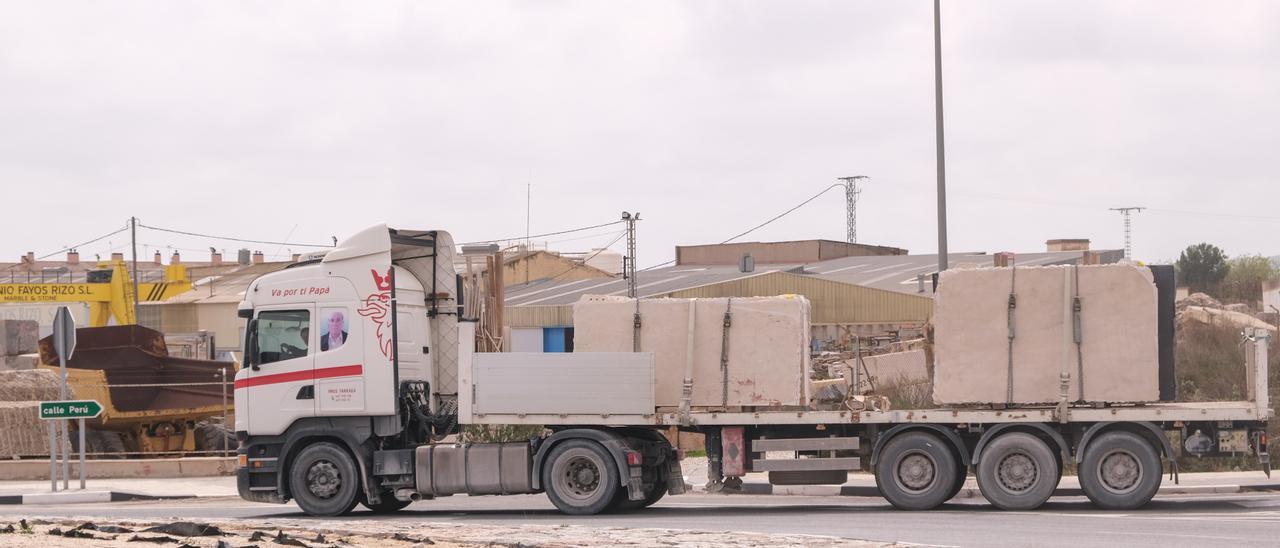 Un camión cargado de mármol transitando por la zona de Novelda