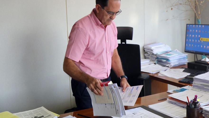 El delegado territorial de la Inspección de Trabajo y Seguridad Social en Aragón, Román García, en su despacho. | ÁNGEL DE CASTRO