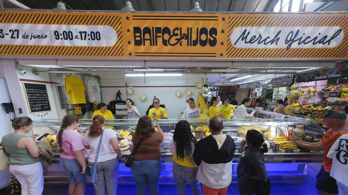 ‘Baifo e Hijos’ desata la fiebre en el Mercado de Altavista con el ‘merchandising’ del último disco del artista grancanario