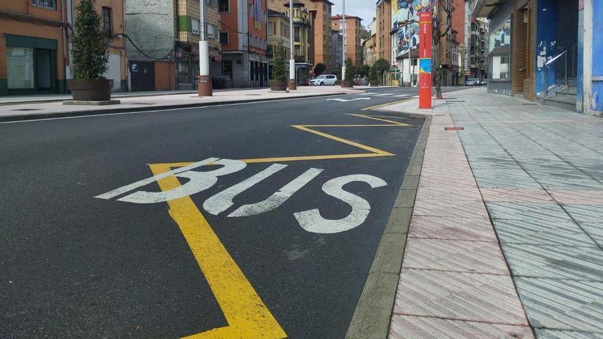 Apuñalado un conductor de un autobús «búho» en Oviedo: sufre un corte profundo en el cuello y el agresor está identificado