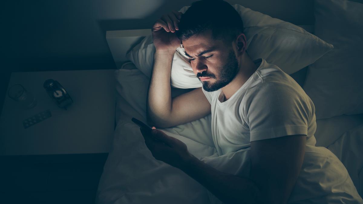 The use of electronic devices before sleeping not only delays the onset of sleep, but also fragments it throughout the night. The use of electronic devices before sleeping not only delays the onset of sleep, but also fragments it throughout the night.