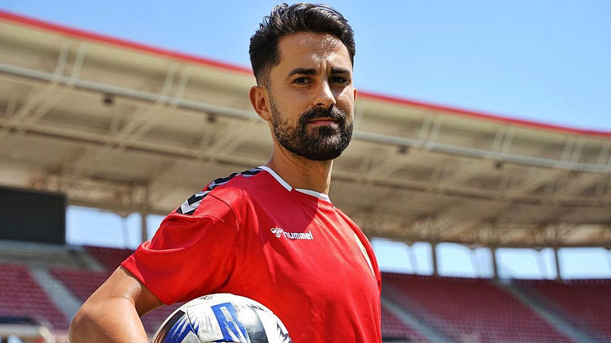 Javi Saura posa en Nueva Condomina en su presentación con el Real Murcia. | PRENSA REAL MURCIA CF