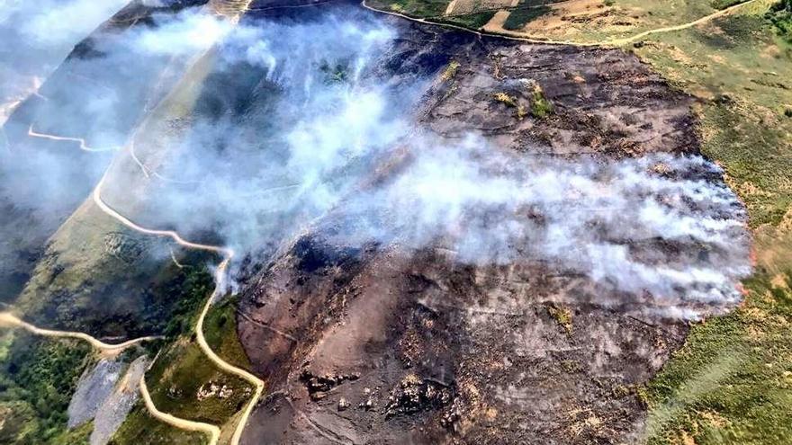 Vista del incendio desde el helicóptero de la BRIF de Laza. // @BrifLaza