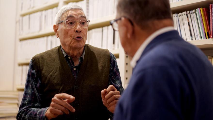 Ignacio Latierro y Eduardo 'Teo' Uriarte durante el encuentro en la librería Lagun de San Sebastián.