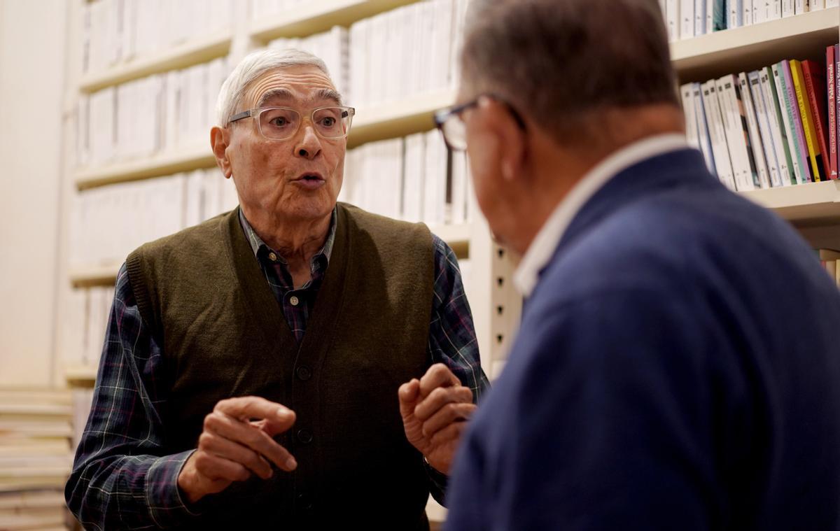 Ignacio Latierro y Eduardo ’Teo’ Uriarte durante el encuentro en la librería Lagun de San Sebastián.