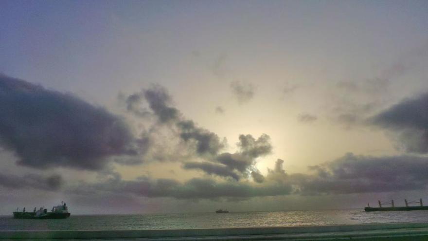 Cielos nubosos en zonas bajas del norte en las islas de más relieve