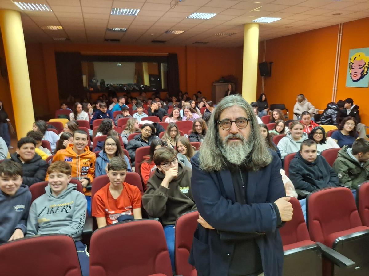 Luis García Jambrina, este martes, en el instituto de Cangas de Onís.