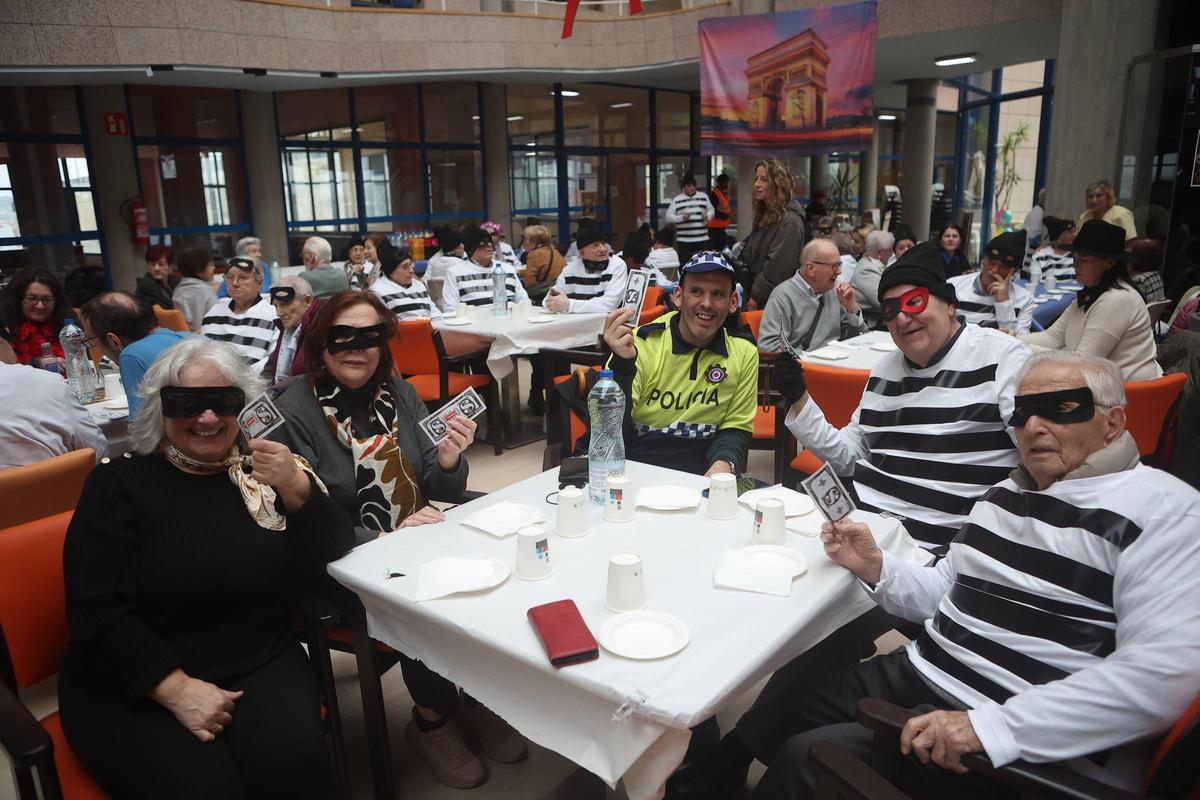 Carnaval en la residencia Torrente Ballester de A Coruña: la fiesta del robo en el Louvre